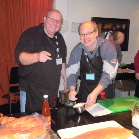 Mitglieder des ELGATO-BBQ-Teams im Einsatz bei einer Veranstaltung der WEBER Grill-Akademie
